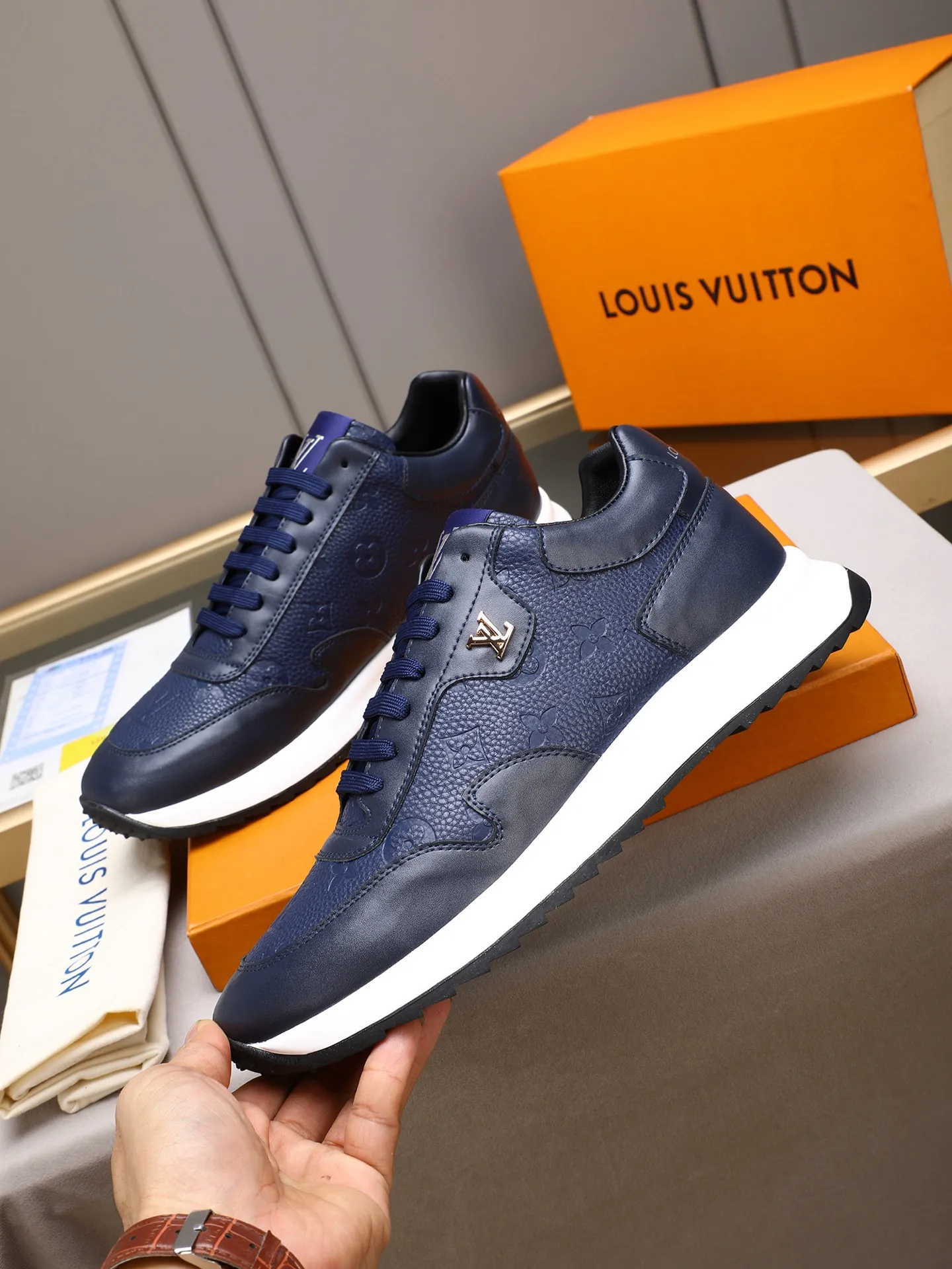 Men's shoes 💰460 [LV] Imported calfskin embossed, breathable first-layer sheep lining ✊✊Fashionable, crisp, stylish, more eye-catching and more classy. It will subvert the old idea and be a must-have for fashionistas who want to spend time with you! Must keep it for yourself! High and comfortable but low, high-end quality workmanship. 38-44 (45 customized)
